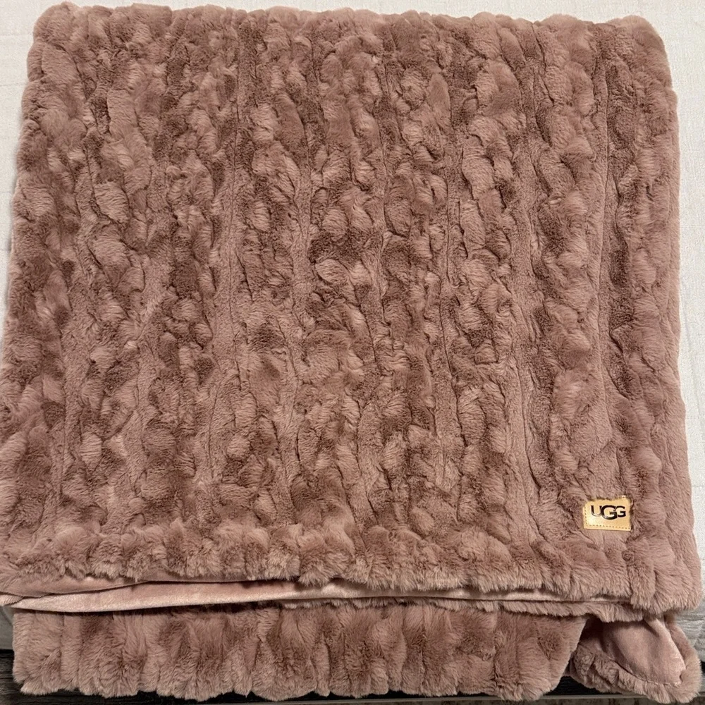 UGG Cozy Pink Cable Knit Throw Blanket - Picture 1 of 4